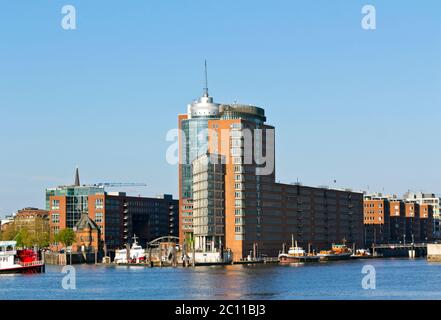 Blick über die Elbe Richtung Hanseatic Trade Center und HafenCity Stockfoto