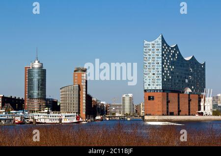 Blick über die Elbe Richtung Elbphilharmonie und Hanseatic Trade Center; Hamburg; Deutschland Stockfoto