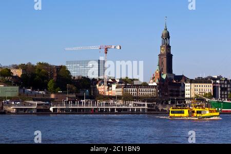 Blick über die Elbe zur St. Michaelis Kirche, Hamburg, Deutschland Stockfoto