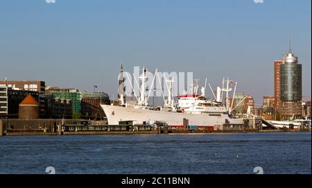 Blick über die Elbe auf das Museumsschiff Cap San Diego und das Hanseatic Trade Center in Hamburg Stockfoto