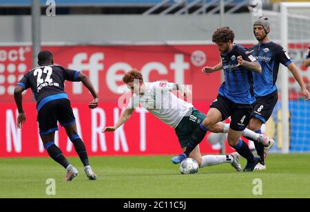 Paderborn, Deutschland. Juni 2020. Fußball: Bundesliga, SC Paderborn 07 - Werder Bremen, 31. Spieltag in der Benteler Arena. Paderborner Jan-Luca Rumpf (r) gegen Bremer Josh Sargent (m). Quelle: Friedemann Vogel/EPA/Pool/dpa - WICHTIGER HINWEIS: Gemäß den Bestimmungen der DFL Deutsche Fußball Liga und des DFB Deutscher Fußball-Bund ist es untersagt, im Stadion und/oder aus dem Spiel aufgenommene Aufnahmen in Form von Sequenzbildern und/oder videoähnlichen Fotoserien zu nutzen oder auszunutzen./dpa/Alamy Live News Stockfoto