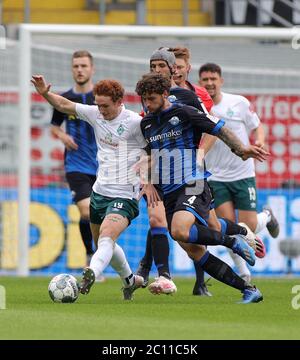 Paderborn, Deutschland. Juni 2020. Fußball: Bundesliga, SC Paderborn 07 - Werder Bremen, 31. Spieltag in der Benteler Arena. Paderborner Jan-Luca Rumpf (r) gegen Bremer Josh Sargent (l). Quelle: Friedemann Vogel/EPA/Pool/dpa - WICHTIGER HINWEIS: Gemäß den Bestimmungen der DFL Deutsche Fußball Liga und des DFB Deutscher Fußball-Bund ist es untersagt, im Stadion und/oder aus dem Spiel aufgenommene Aufnahmen in Form von Sequenzbildern und/oder videoähnlichen Fotoserien zu nutzen oder auszunutzen./dpa/Alamy Live News Stockfoto