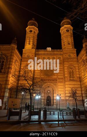Budapest, Ungarn - 10. Feb 2020: Fassade der Dohany Street Synagoge in der Nacht mit Lichtern auf der Budapester Innenstadt Stockfoto