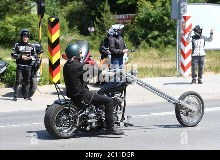 13. Juni 2020, Polen, Swinemünde: Motorradfahrer überqueren in Swinoujscie (Swinemünde) auf der Insel Usedom die Grenze zwischen Polen und Deutschland. Nach fast drei Monaten hat Polen am Samstagabend seine Grenzen mit allen EU-Nachbarländern wieder geöffnet. Foto: Stefan Sauer/dpa Stockfoto