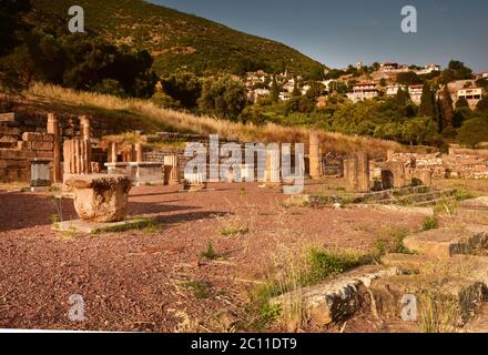 Überreste von Tempeln und Stadion an der archäologischen Stätte des antiken Messene auf dem Peloponnes, Griechenland Stockfoto