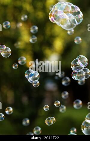Die Regenbogen-Bläschen aus der Blase-Gebläse Stockfoto