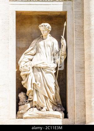 Statue in einer der beiden seitlichen Nischen im Trevi-Brunnen, die Gesundheit - Rom, Italien darstellen Stockfoto