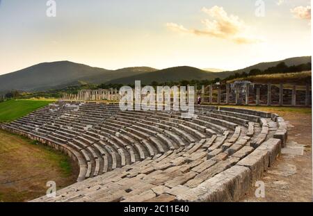 Überreste von Tempeln und Stadion an der archäologischen Stätte des antiken Messene auf dem Peloponnes, Griechenland Stockfoto