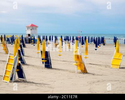 Leerer Strand in Ostia Lido aufgrund der Pandemie des Coronavirus oder covid 19 - Rom, Italien Stockfoto