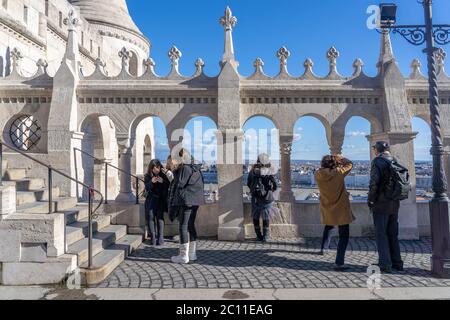 Budapest, Ungarn - 11. Feb 2020: Touristen, die am Wintermorgen die Fischerbastei fotografieren Stockfoto