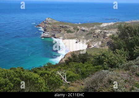 Das Kap der Guten Hoffnung mit Dias Strand, von den Klippen über Cape Point gesehen. Touristen auf einer Aussichtsplattform. Südafrika, Afrika. Stockfoto