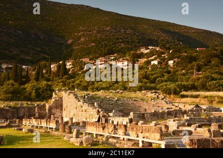 Überreste von Tempeln und Stadion an der archäologischen Stätte des antiken Messene auf dem Peloponnes, Griechenland Stockfoto