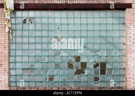 Textur aus blauen Glassteinen mit zerbrochenen Elementen. Stockfoto