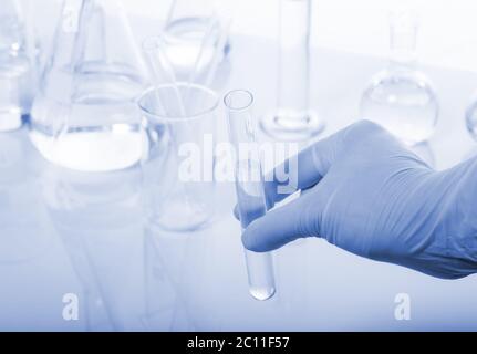 Reagenzgläser auf weißem und blauem Hintergrund. Stockfoto