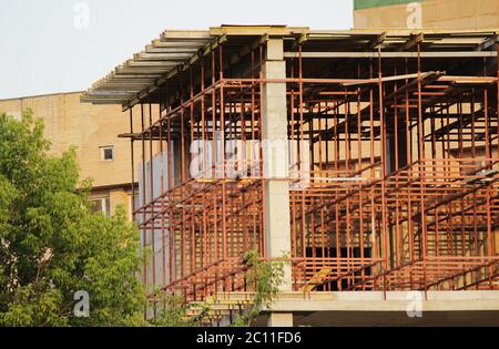 Rote Metallstruktur in Form von Rahmen auf der Baustelle das Gebäude Stockfoto