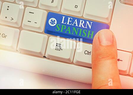 Schreibnotiz, der Spanisch lernen zeigt. Business-Konzept für das Schreiben und Sprechen der Landessprache von Spanien zu trainieren Stockfoto