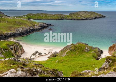 ACHMELVICH BAY UND STRAND SUTHERLAND HIGHLANDS SCHOTTLAND BLICK AUF EINEN BLAUEN HIMMEL UND DAS TÜRKISFARBENE MEER Stockfoto