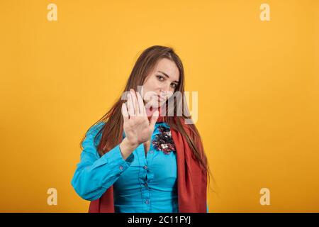 Handarm angehoben Luft wütend Blick gerade wird nicht passieren Gesichtsausdruck hart Stockfoto