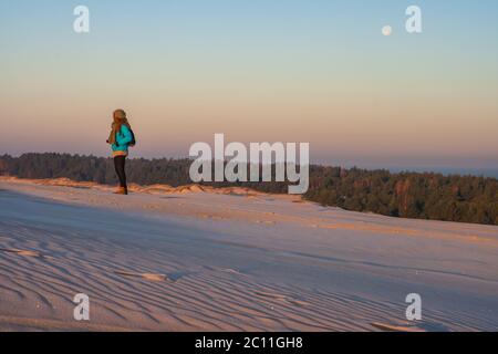 Sanddünen Landschaft mit entfernten Mann zu Fuß. Fotografiert im Slowinski Nationalpark Stockfoto