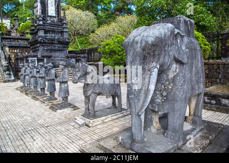 Grab von Khai Dinh mit Manadarin-Wachmann in Hue, Vietnam an einem Sommertag Stockfoto