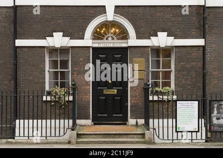 Pushkin House, London, ist eine eingetragene Wohltätigkeitsorganisation, die dem Pushkin House Trust gehört und von diesem geführt wird. Es unterstützt und fördert die Pracht, Reichtum und Schönheit o Stockfoto