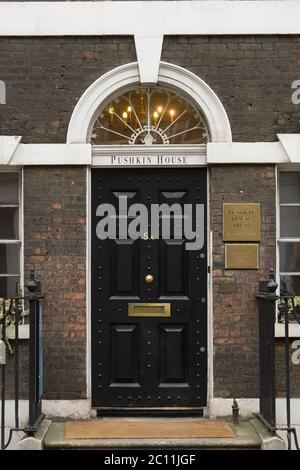 Pushkin House, London, ist eine eingetragene Wohltätigkeitsorganisation, die dem Pushkin House Trust gehört und von diesem geführt wird. Es unterstützt und fördert die Pracht, Reichtum und Schönheit o Stockfoto