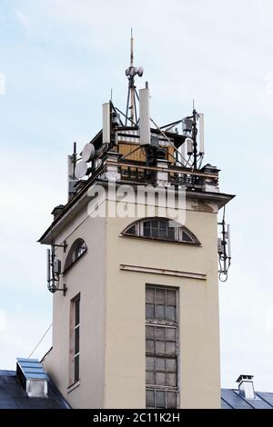 Pavillon mit Kabeln und Antennen aus Telekommunikationseinrichtungen für die Mobilfunkübertragung Stockfoto