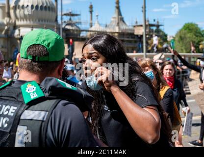 Brighton UK 13. Juni 2020 - EIN Protestler nähert sich einem Polizeimediziner, während Tausende an der Anti-Rassismus-Protestkundgebung von Black Lives Matter durch Brighton teilnehmen. Es gab Proteste in ganz Amerika, Großbritannien und anderen Ländern seit dem Tod von George Floyd, während er von der Polizei in Minneapolis am 25. Mai verhaftet : Credit Simon Dack / Alamy Live News Stockfoto