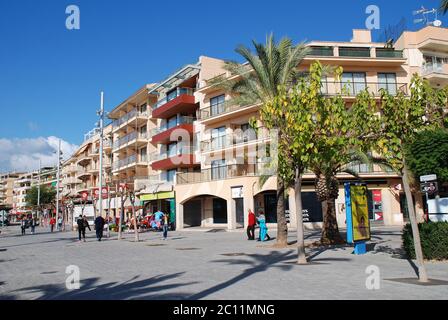 Strandstraße in Puerto de Alcudia auf der spanischen Insel Mallorca am 12. November 2019. Stockfoto