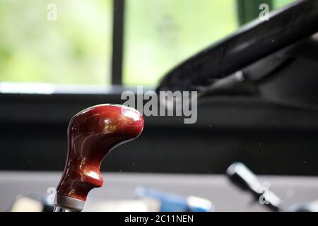 Handgriff und Handrad gegen das Fenster in einem großen Tourbus Nahaufnahme Stockfoto