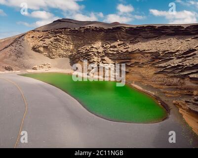 Vulkankrater mit einem grünen See bei El Golfo, Lanzarote, Spanien. Luftaufnahme Stockfoto