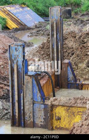 Metallkonstruktion sofortige Unterstützung und Pumpe, die das Wasser Pumpen, um Bereiche auf dem Abschnitt der Straßenbau entleeren Stockfoto