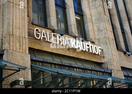 Logo des bekannten Kaufhauses Galeria Kaufhof in der Königsallee in Düsseldorf. Das historische Gebäude wurde von 1907 bis 1909 erbaut. Stockfoto