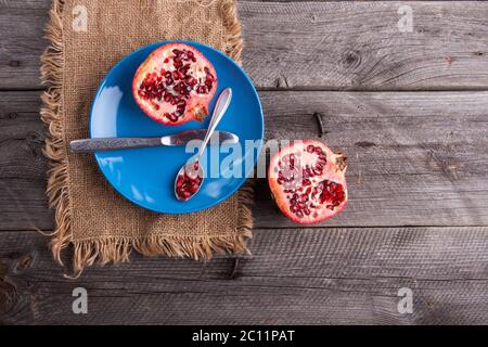 Gesunde frische Granatäpfel auf altem Holztisch Stockfoto