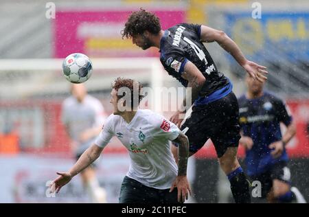 Paderborn, Deutschland. Juni 2020. Fußball: Bundesliga, SC Paderborn 07 - Werder Bremen, 31. Spieltag in der Benteler Arena. Paderborner Jan-Luca Rumpf (r) gegen Bremer Josh Sargent. Quelle: Friedemann Vogel/EPA/Pool/dpa - WICHTIGER HINWEIS: Gemäß den Bestimmungen der DFL Deutsche Fußball Liga und des DFB Deutscher Fußball-Bund ist es untersagt, im Stadion und/oder aus dem Spiel aufgenommene Aufnahmen in Form von Sequenzbildern und/oder videoähnlichen Fotoserien zu nutzen oder auszunutzen./dpa/Alamy Live News Stockfoto