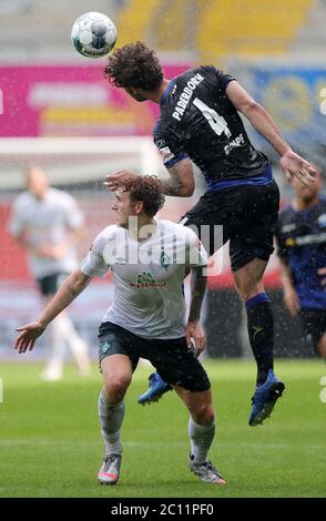 Paderborn, Deutschland. Juni 2020. Fußball: Bundesliga, SC Paderborn 07 - Werder Bremen, 31. Spieltag in der Benteler Arena. Paderborner Jan-Luca Rumpf (r) gegen Bremer Josh Sargent. Quelle: Friedemann Vogel/EPA/Pool/dpa - WICHTIGER HINWEIS: Gemäß den Bestimmungen der DFL Deutsche Fußball Liga und des DFB Deutscher Fußball-Bund ist es untersagt, im Stadion und/oder aus dem Spiel aufgenommene Aufnahmen in Form von Sequenzbildern und/oder videoähnlichen Fotoserien zu nutzen oder auszunutzen./dpa/Alamy Live News Stockfoto