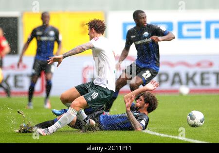 Paderborn, Deutschland. Juni 2020. Fußball: Bundesliga, SC Paderborn 07 - Werder Bremen, 31. Spieltag in der Benteler Arena. Paderborns Jan-Luca Rumpf (r) im Einsatz gegen Bremer Josh Sargent. Quelle: Friedemann Vogel/EPA/Pool/dpa - WICHTIGER HINWEIS: Gemäß den Bestimmungen der DFL Deutsche Fußball Liga und des DFB Deutscher Fußball-Bund ist es untersagt, im Stadion und/oder aus dem Spiel aufgenommene Aufnahmen in Form von Sequenzbildern und/oder videoähnlichen Fotoserien zu nutzen oder auszunutzen./dpa/Alamy Live News Stockfoto