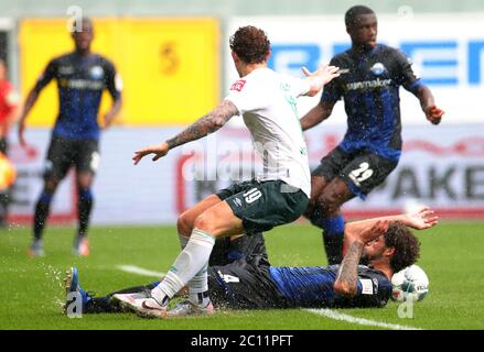 Paderborn, Deutschland. Juni 2020. Fußball: Bundesliga, SC Paderborn 07 - Werder Bremen, 31. Spieltag in der Benteler Arena. Paderborner Jan-Luca Rumpf (r) im Einsatz gegen Bremer Josh Sargent (m). Quelle: Friedemann Vogel/EPA/Pool/dpa - WICHTIGER HINWEIS: Gemäß den Bestimmungen der DFL Deutsche Fußball Liga und des DFB Deutscher Fußball-Bund ist es untersagt, im Stadion und/oder aus dem Spiel aufgenommene Aufnahmen in Form von Sequenzbildern und/oder videoähnlichen Fotoserien zu nutzen oder auszunutzen./dpa/Alamy Live News Stockfoto