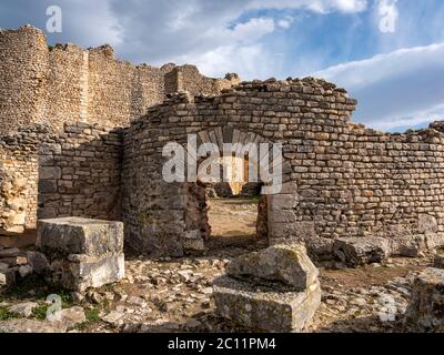 Perfekter Bogen und Ruinen der antiken römischen archäologischen Stätte von Dougga (Thugga), Tunesien Stockfoto