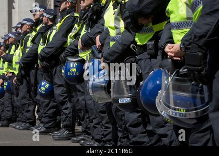 Eine Woche nachdem ein Protest gegen Black Lives Matter zur Gewalt überging, als die Statue des Kriegsministers Sir Winston Churchill in Graffiti übertünchet wurde, die ihn als Rassisten bezeichneten, Und trotz der Warnung der Polizei, heute überhaupt nicht an Protesten teilzunehmen - und um 17 Uhr von der Straße zu sein - versammelten sich eine große Gruppe von rechtsgerichteten Gruppen und Veteranen vor der eingepackten Statue, um sie von Black Lives Matter und Anti-Rassismus-Demonstranten "vor weiterem Vandalismus zu schützen". Die Bereitschaftspolizei hielt die rechten Gruppen davon ab, Whitehall zu erreichen, wo sich auch das Cenotaph hinter einem Bildschirm befand, was zu Handgemellen führte Stockfoto