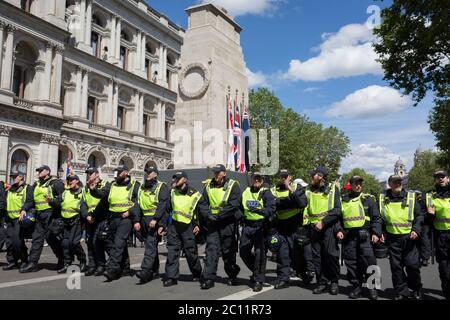 Eine Woche nachdem ein Protest gegen Black Lives Matter zur Gewalt überging, als die Statue des Kriegsministers Sir Winston Churchill in Graffiti übertünchet wurde, die ihn als Rassisten bezeichneten, Und trotz der Warnung der Polizei, heute überhaupt nicht an Protesten teilzunehmen - und um 17 Uhr von der Straße zu sein - versammelten sich eine große Gruppe von rechtsgerichteten Gruppen und Veteranen vor der eingepackten Statue, um sie von Black Lives Matter und Anti-Rassismus-Demonstranten "vor weiterem Vandalismus zu schützen". Die Bereitschaftspolizei hielt die rechten Gruppen davon ab, Whitehall zu erreichen, wo sich auch das Cenotaph hinter einem Bildschirm befand, was zu Handgemellen führte Stockfoto