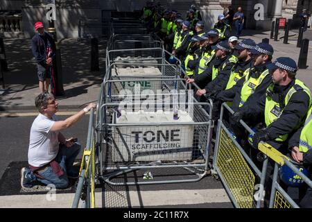 Eine Woche nachdem ein Protest gegen Black Lives Matter zur Gewalt überging, als die Statue des Kriegsministers Sir Winston Churchill in Graffiti übertünchet wurde, die ihn als Rassisten bezeichneten, Und trotz der Warnung der Polizei, heute überhaupt nicht an Protesten teilzunehmen - und um 17 Uhr von der Straße zu sein - versammelten sich eine große Gruppe von rechtsgerichteten Gruppen und Veteranen vor der eingepackten Statue, um sie von Black Lives Matter und Anti-Rassismus-Demonstranten "vor weiterem Vandalismus zu schützen". Die Bereitschaftspolizei hielt die rechten Gruppen davon ab, Whitehall zu erreichen, wo sich auch das Cenotaph hinter einem Bildschirm befand, was zu Handgemellen führte Stockfoto