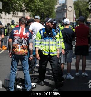 london 13 June 2020 Demonstranten aus rechtsextremen Gruppen, die antirassistisch und BLM waren, wurden in London durch eine große Polizeipräsenz gut getrennt gehalten, während die meisten Statuen auf dem Trafalgar Square Whitehall und dem parliament Square alle verladen wurden, um zu verhindern, dass sie verunstaltet wurden oder Paul Quezada-Neiman/Alamy Schaden anrichten Live-Nachrichten Stockfoto