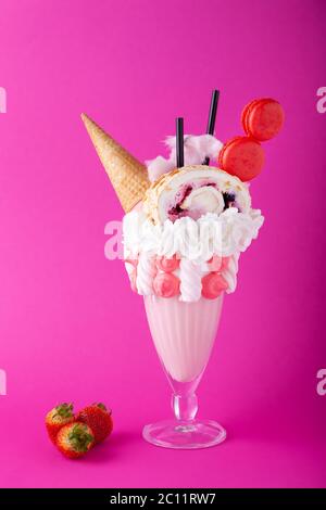 Erdbeer-Überschlag mit Schlagsahne, Makronen, Waffelkonus, Rollkuchen Stockfoto