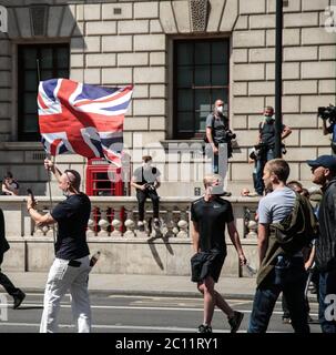 London 13 June 2020 Demonstranten aus rechtsextremen Gruppen, die antirassistisch und BLM waren, wurden in London durch eine große Polizeipräsenz gut getrennt gehalten, während die meisten Statuen auf dem Trafalgar Square Whitehall und dem parliament Square alle verladen wurden, um zu verhindern, dass sie verunstaltet wurden oder Paul Quezada-Neiman/Alamy Schaden anrichten Live-Nachrichten Stockfoto