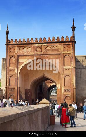 Touristenmassen besuchen das Rote Fort Agra am 28. Januar 2014 in Agra, Uttar Pradesh, Indien. Die Festung ist Stockfoto