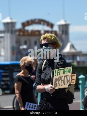 Brighton UK 13. Juni 2020 - Tausende nehmen an der Black Lives Matter Anti-Rassismus-Protestkundgebung durch Brighton heute Teil. Es gab Proteste in ganz Amerika, Großbritannien und anderen Ländern seit dem Tod von George Floyd, während er von der Polizei in Minneapolis am 25. Mai verhaftet : Credit Simon Dack / Alamy Live News Stockfoto