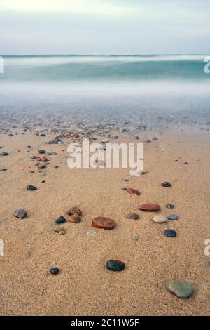 Steinige ruhige Ostsee Strand Seestraine nach Sonnenuntergang Stockfoto