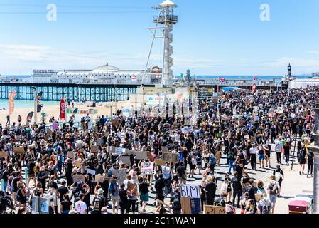 Brighton, East Sussex, Großbritannien. 13. Juni 2020.Massen drängen Madeira Drive am Brighton Palace Pier am Black Lives Matter march. © Julia Claxton Kredit: Julia Claxton/Alamy Live Nachrichten Stockfoto