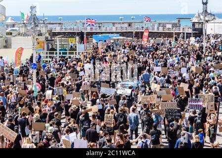 Brighton, East Sussex, Großbritannien. 13. Juni 2020.Massen drängen Madeira Drive am Brighton Palace Pier am Black Lives Matter march. © Julia Claxton Kredit: Julia Claxton/Alamy Live Nachrichten Stockfoto